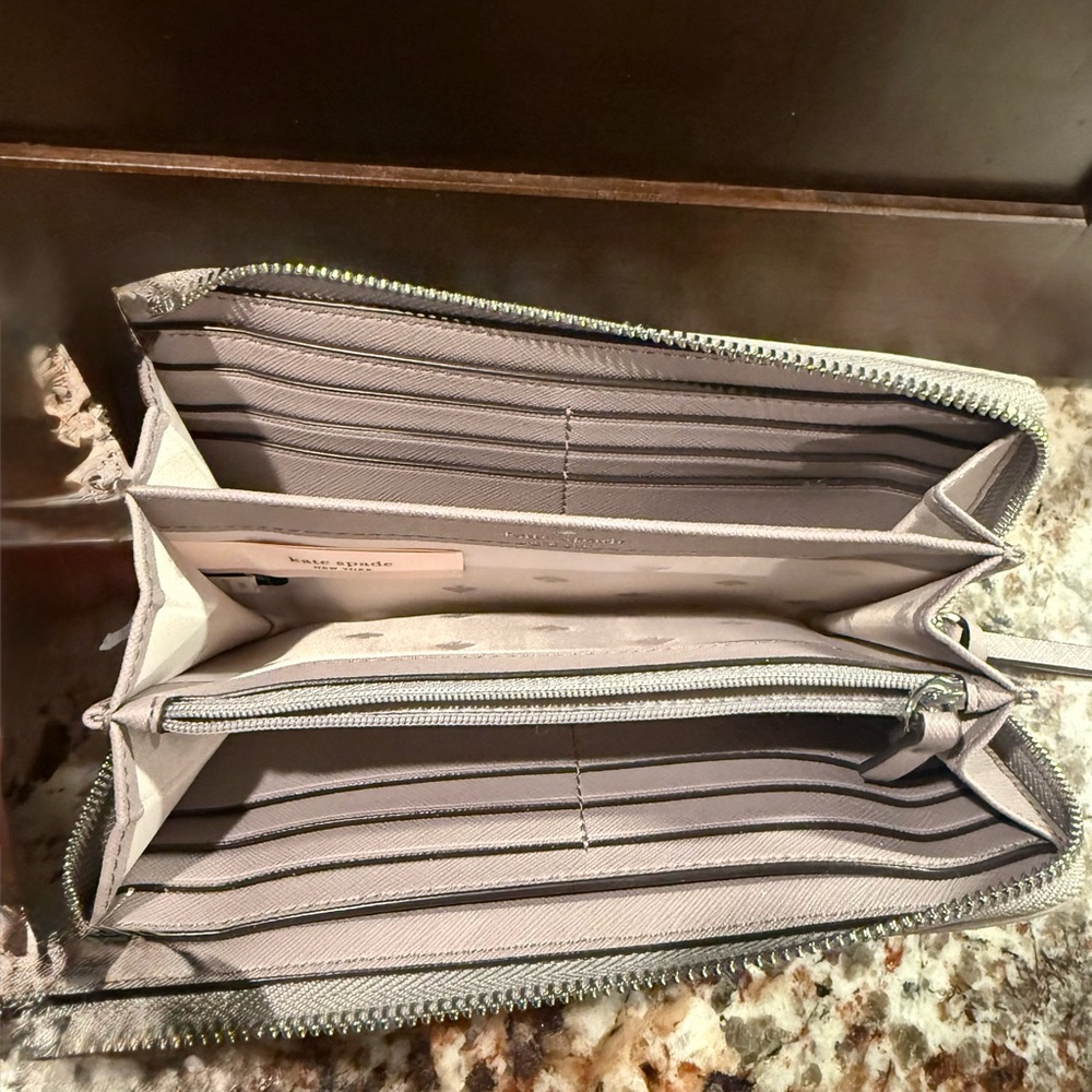 *PRE-OWNED* Kate Spade Wilson Road Wallet in Taupe - Picture 10 of 10